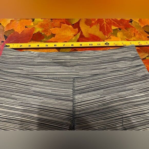 🌺3 for $30🌺UnderArmor Capri Leggings, Gray and White, Size M. (PT08) - Picture 5 of 5